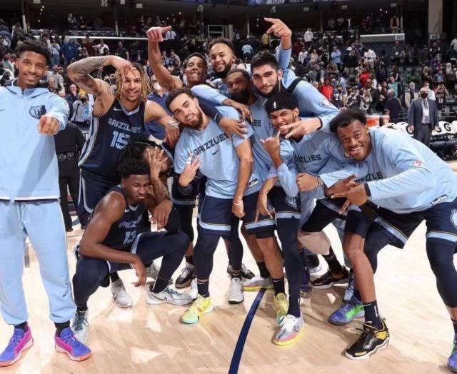 1652522351654049526.jpg 星空体育平台-拼尽全力无悔青春!年轻灰熊的未来会更美好吗?