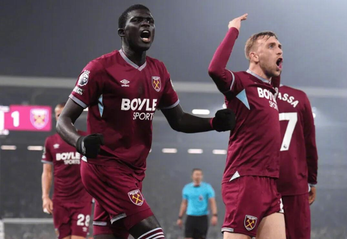 星空体育首页-西汉姆胜富勒姆后球迷高歌挑衅热刺|西汉姆联|水晶宫|托特纳姆热刺|诺丁汉森林|图多尔_新浪体育_新浪新闻